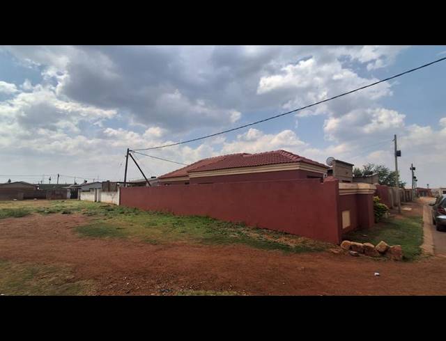 3 BEDROOM HOUSE FOR SALE IN KWENELE SOUTH